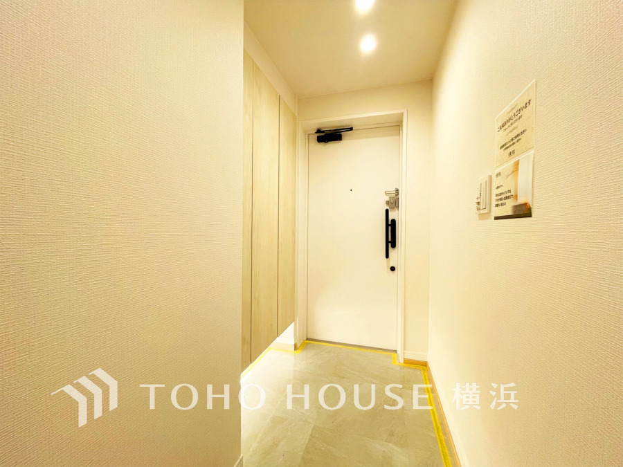 白を基調とした上質感漂う玄関と廊下。居住者の帰り、訪れる方を優しく迎える・安らぎに満ちた生活空間を予感させる。健やかな暮らしを楽しめそう。