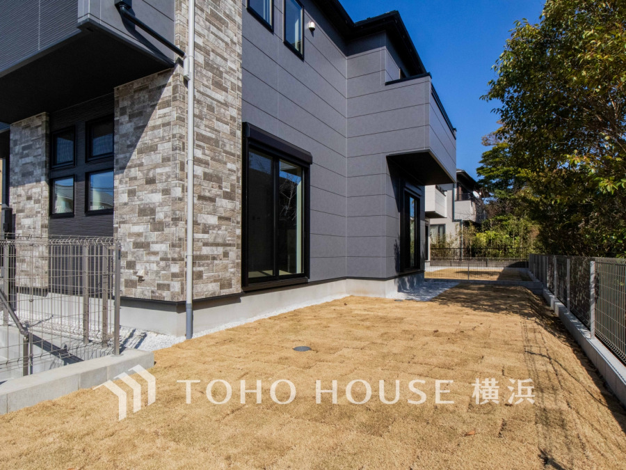 陽当たり良好な敷地内の庭スペース。プライベートガーデンとして多彩に活用可能です。