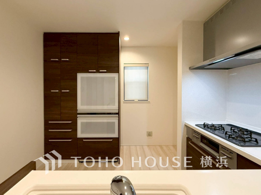 多彩な機能と洗練された美しいデザイン、細やかな優しさが毎日を演出します。プライベートスペースを彩るインテリアとしての美と、快適な日常を支える機能性と強さが一つになったキッチン。