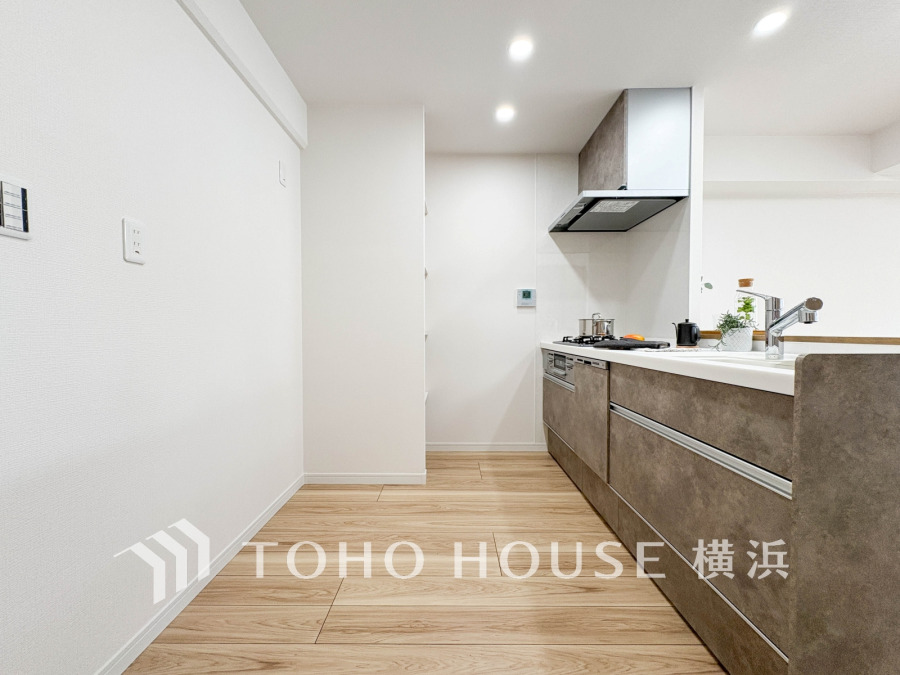 家事動線やリビングとのつながりに配慮し、食事の準備や片付けなどの家事を楽しくするキッチンスペースに仕上げました。毎日使う場所だから気持よく使えて、居心地の良い空間に。