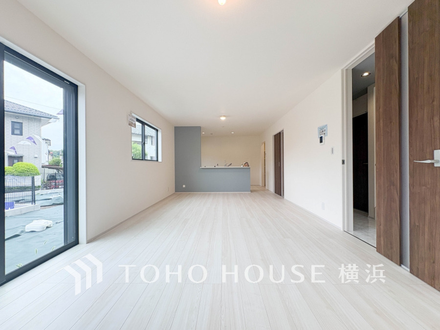 広く取られた窓からたっぷりと光が入る明るい空間。広々21帖の憩いの空間です。