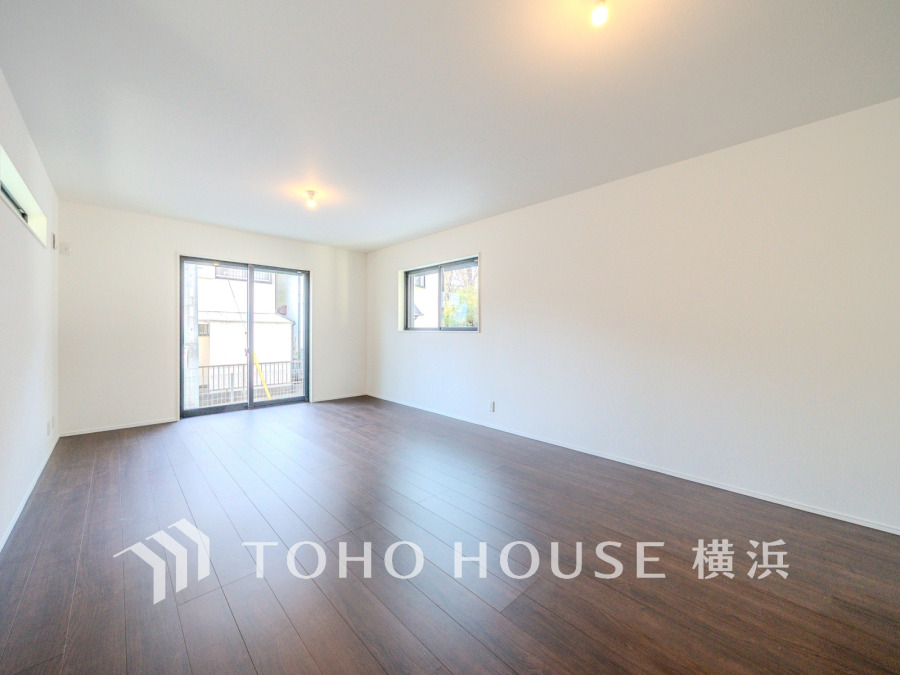 南西向きの大きな窓からたっぷりと光が入る明るいLDK。落ち着いた雰囲気に包まれた空間です。
