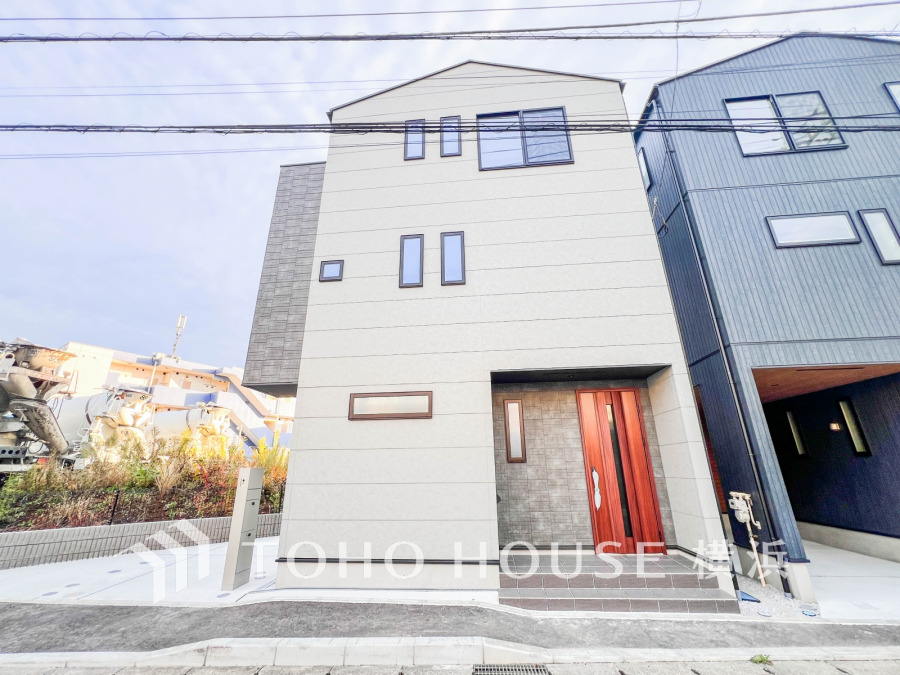 堂々たる趣ながら、主張し過ぎずどこか余裕を感じさせるシャープなフォルムで佇む邸宅は、晴天の空と照らし合わせる事で、本来あるべき完成形の姿を見せてくれます。