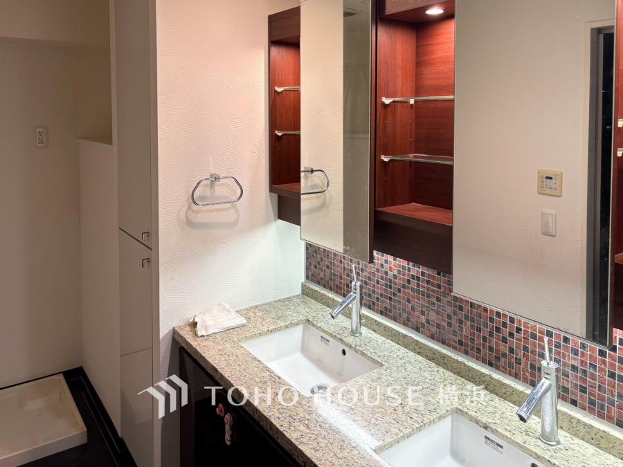 高級感ある大理石カウンターの洗面台は、二つのシンクと収納棚で使い勝手抜群の快適空間です。