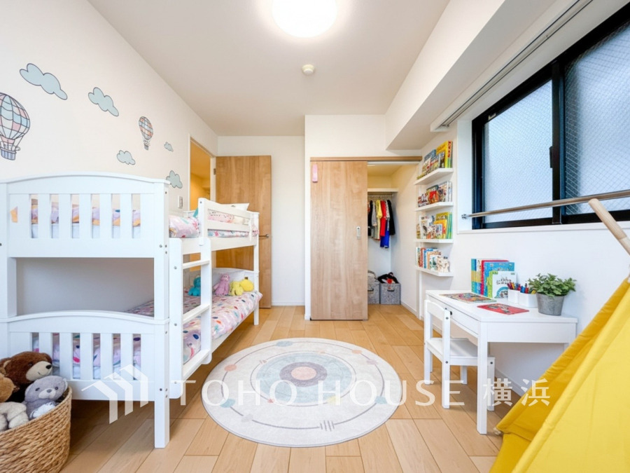 採光もアクセントの一つとして。プライベートルームにはやさしい光が射し込んでいて、この明るい好みの空間で読書をしたり、音楽を聞いたりと一人の時間も充実したものにできます。（家具はCGです）