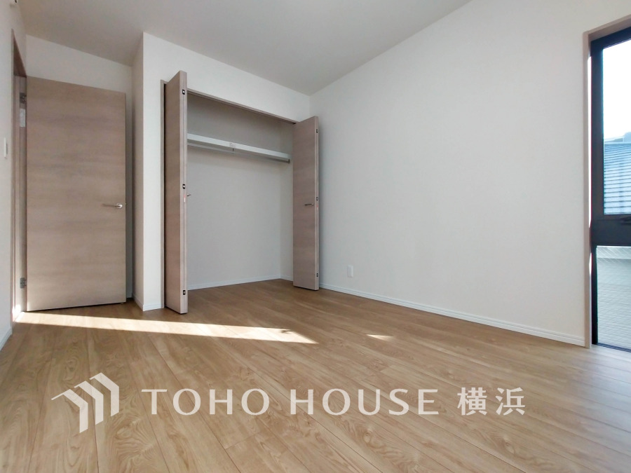 過ぎ行く時間をゆったりと感じることができる落ちついたプライベートルーム。リビングで楽しく過ごした後はゆっくり寛ぎの時間を満喫できます。静かな環境でリラックスタイムを愉しんで。