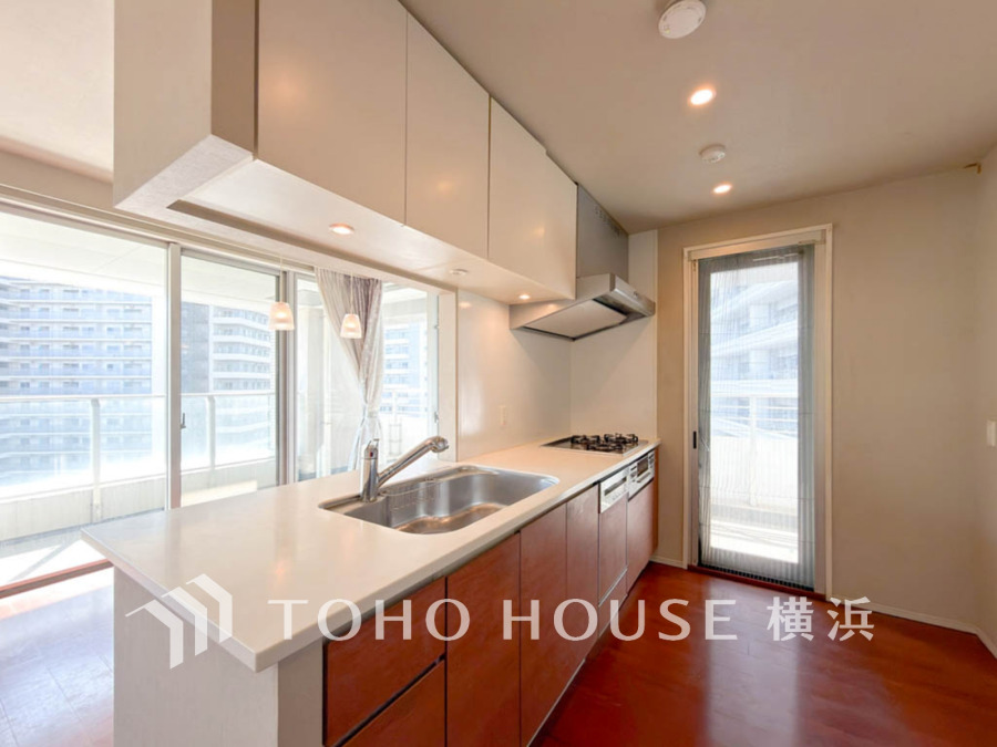 スタイリッシュな対面キッチンを採用。リビングが見渡せるので、お子様を安心して遊ばせながら家事ができ、リビング学習をするお子様にも声がかけやすい自然な距離感。 