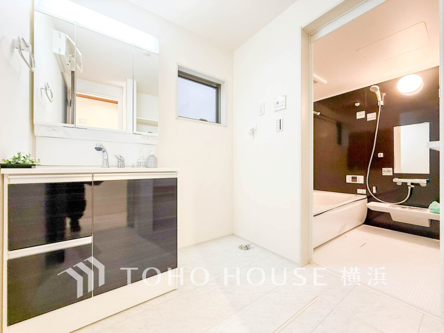 落ち着いた空間を演出するカラーと、ゆったり落ち着いてお使い頂ける広さが魅力の洗面室 。居室からも独立しており、プライベート空間を保ちます。