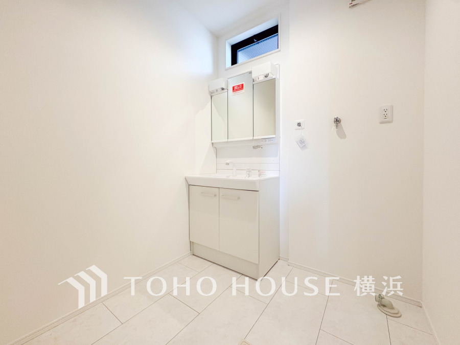 落ち着いた空間を演出するカラーと、ゆったり落ち着いてお使い頂ける広さが魅力のパウダールーム。居室からも独立しており、プライベート空間を保ちます。