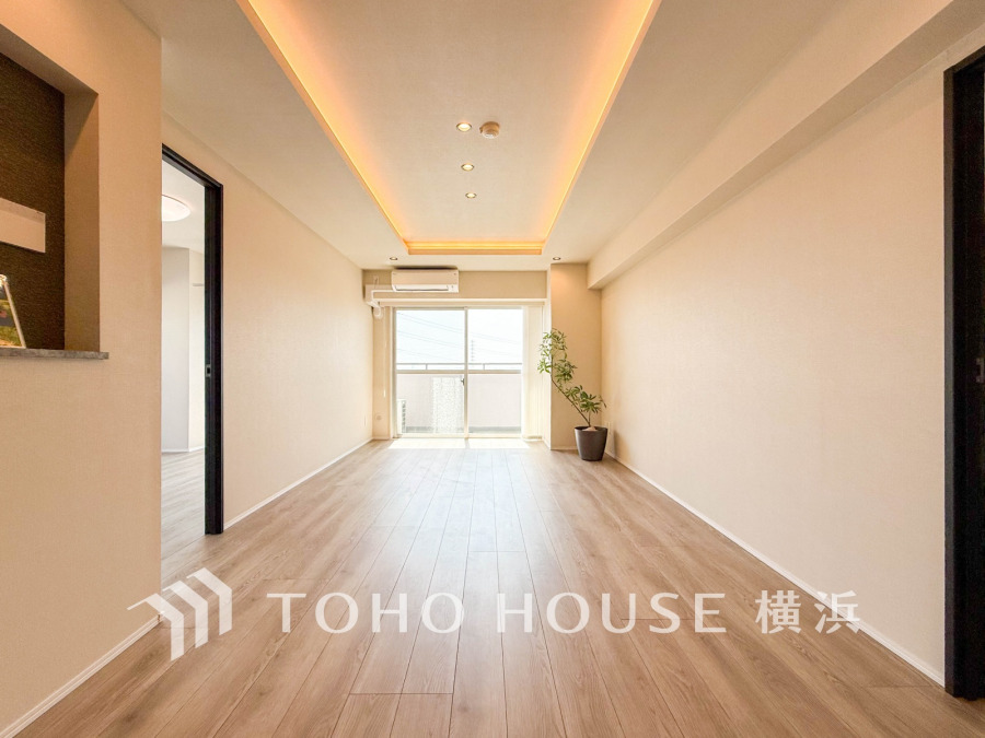 柔らかな間接照明が温かみを演出する、明るく開放的なリビングダイニング空間です。