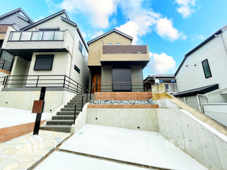 陽射しを受けて輝く時間、街灯に照らし出される夕暮れ時。様々なシーンで違った魅力的な表情を見せてくれます。住まう方のプライドを満たすクオリティを備えています。