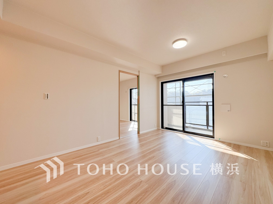 リビングに隣接した洋室の引き戸を開け放して空間を共有しながら開放的に使うこともできます。
