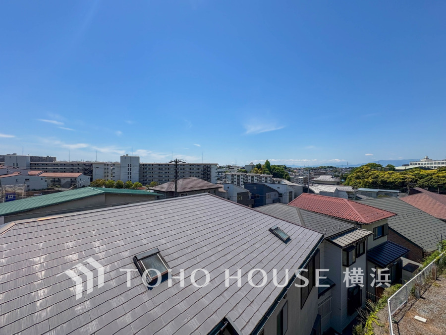 この開放感ある眺望と共に閑静な住宅街の季節感を演出する四季折々の変化を楽しめる心地よい場所となることでしょう。