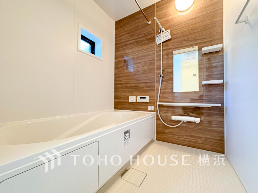 1日の疲れを癒すバスルームは、心地よいリラックスを叶える清潔感溢れる美しい空間です。心からゆったりと寛いでいただけるよう、ゆとりのスペースを確保しています。