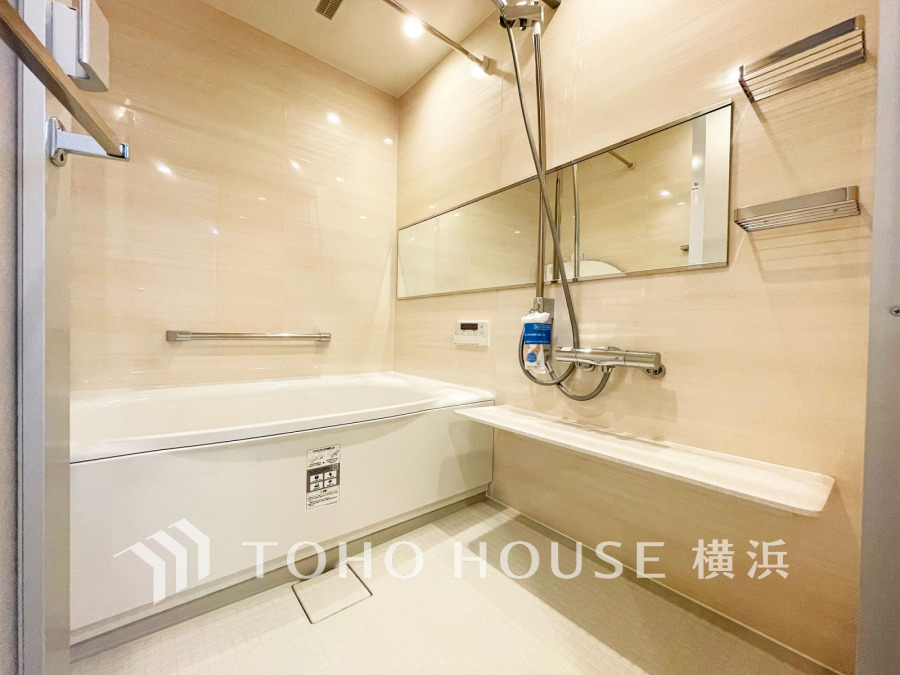 心地よいリラックスを叶える清潔感溢れる美しい空間。快適で機能的なバスルームです。
