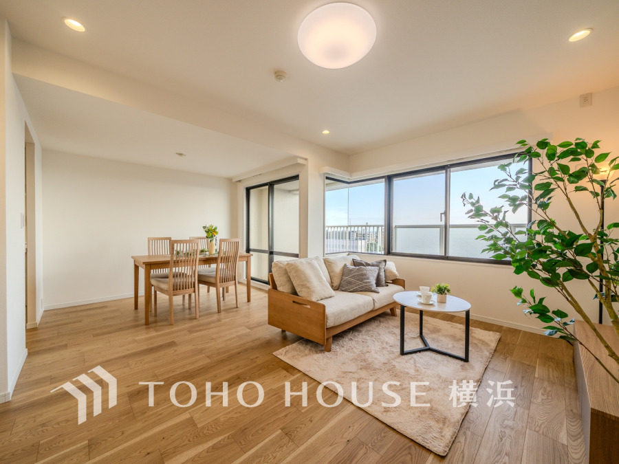 豊かなプライベートタイムへ誘うモダンテイストな玄関。デザインや素材が美しい調和を奏でている空間です。お客様をお迎えする玄関は落ち着いた雰囲気です。