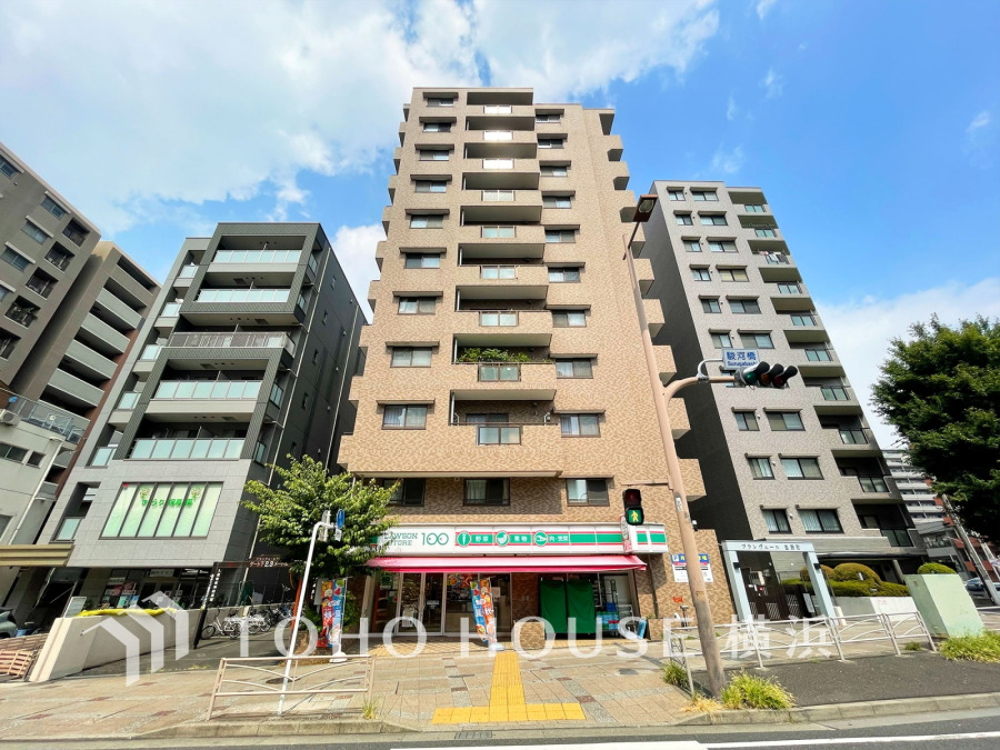 ふりそそぐ陽射しと開放的な空間形成。青空を背景に更なる美しさを醸す佇まい。暖かな陽光と爽やかな風がハーモニーを奏でる上質な空間を愉しむ暮らしがここにある。