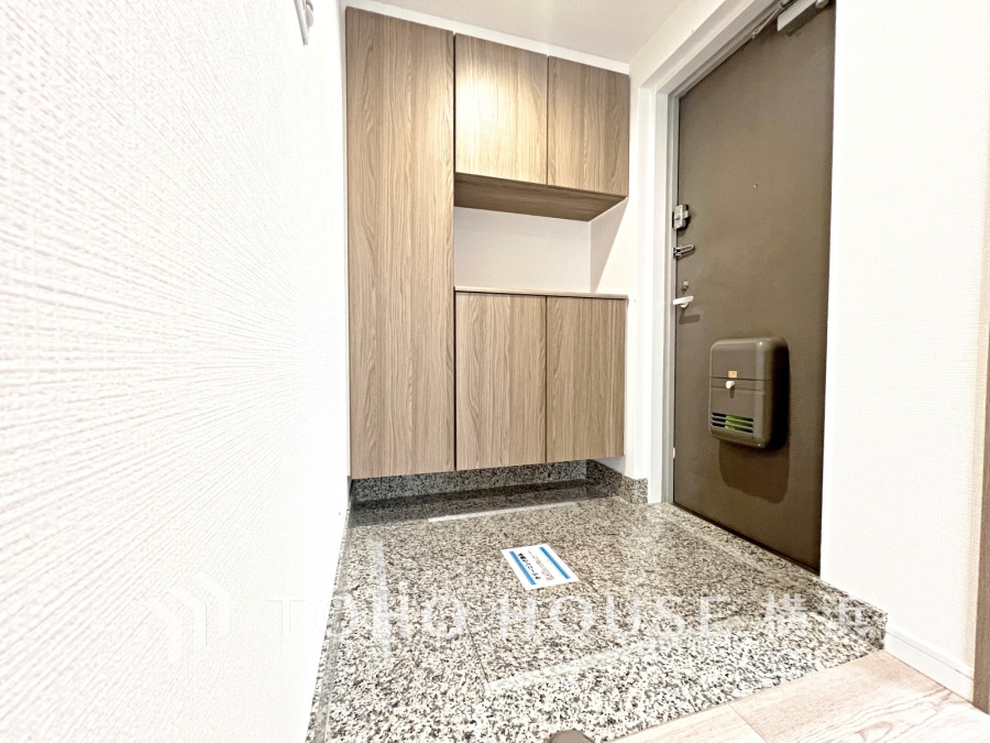 清潔感あふれる玄関は大型の収納付きで、靴や小物をすっきり整理できる快適なスペースです。