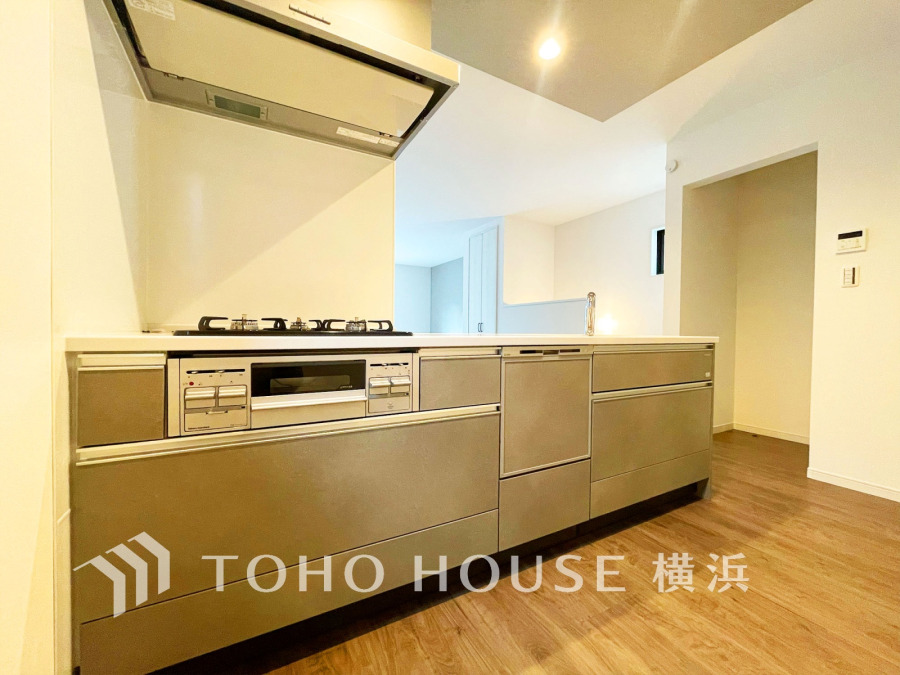 お客様をお迎えする玄関は落ち着いた雰囲気。帰り着くたびに洗練されたテイストの空間に迎えられ誇りと喜びを感じる玄関まわりです。 