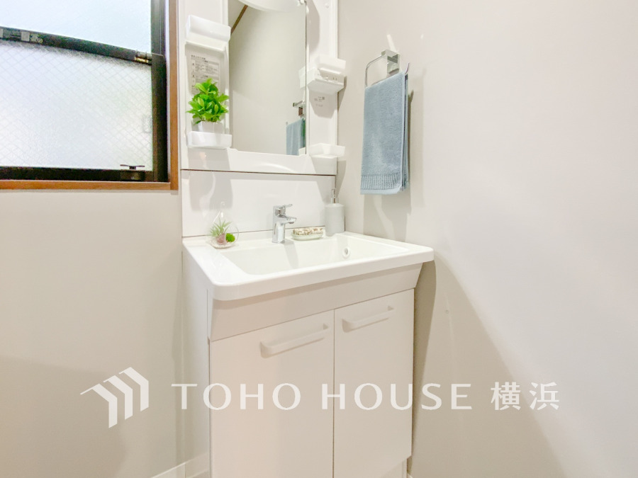 清潔感のあるプライベート空間は、身だしなみチェックや肌のお手入れに最適です。収納もあり、スッキリと見映えの良い空間に拵えました。時間に余裕とゆとりを持たせます。