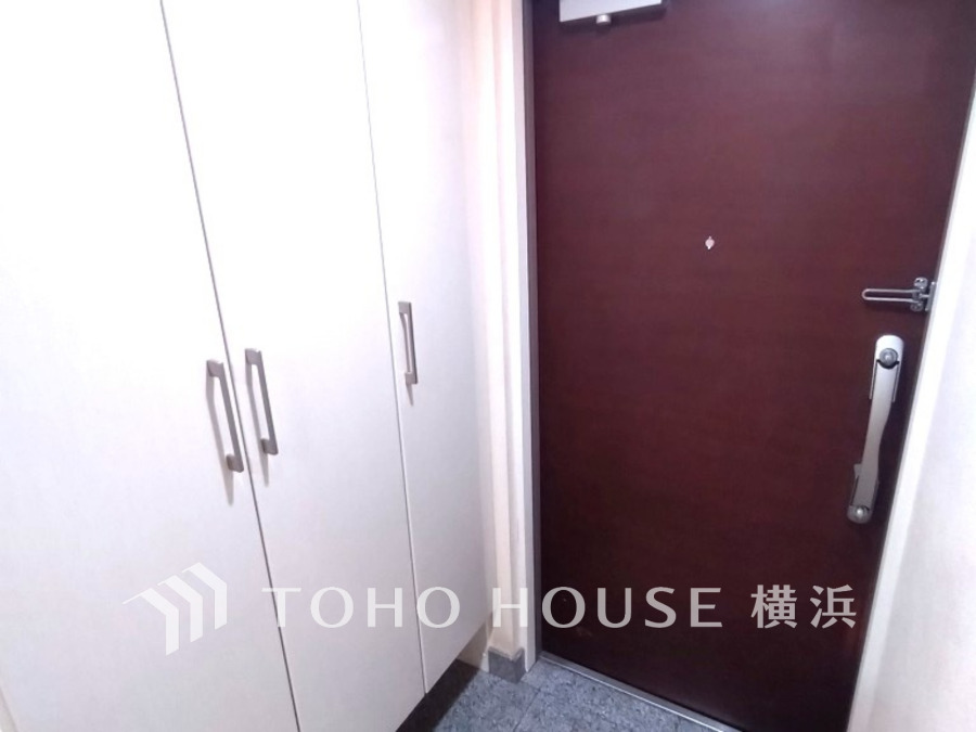 お客様をお迎えする玄関は落ち着いた雰囲気。帰り着くたびに洗練されたテイストの空間に迎えられ誇りと喜びを感じる玄関まわりです。