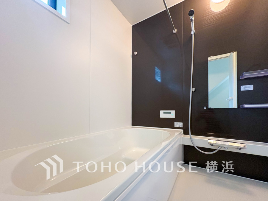 落ち着いたダークカラーの壁がアクセントのバスルーム。ゆったりくつろげる広めの浴槽が魅力です。