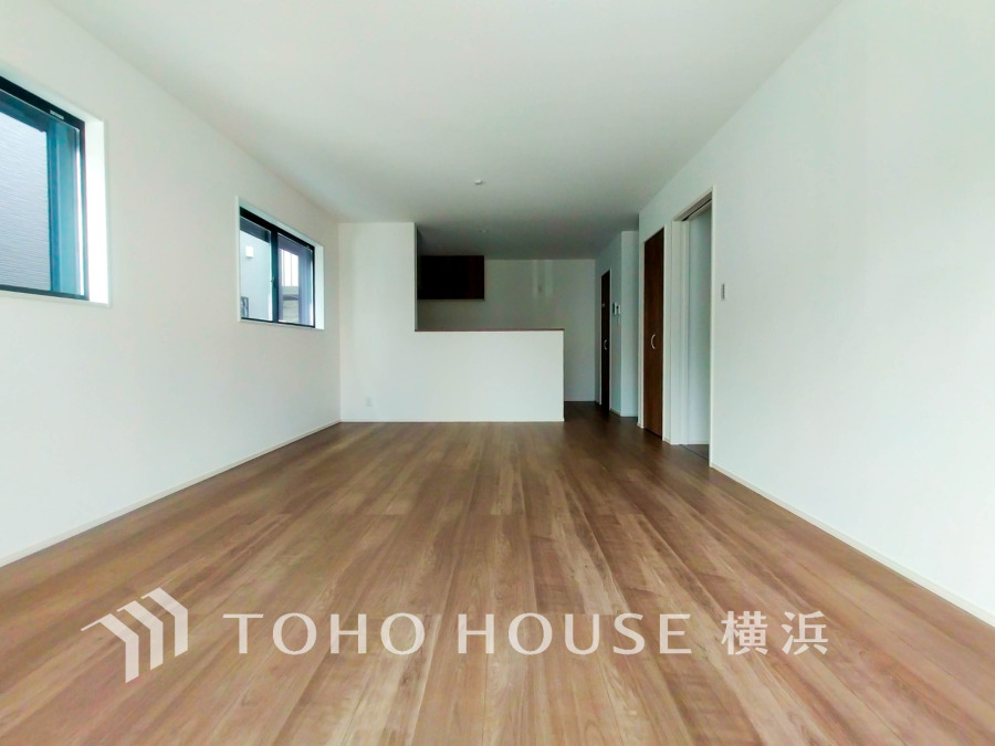 穏やかな時間の流れを楽しみ、寛ぎと笑顔が溢れるリビング。会話を楽しみ、ご家族の何気ない日常にいつもあたたかな幸せの花を添えます。