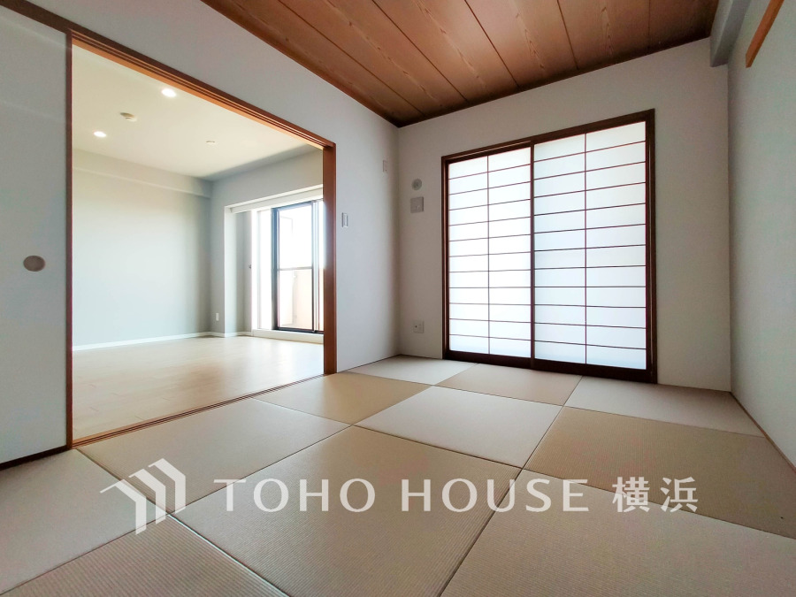 リビングに隣接する6帖の和室は開け放して、開放的に利用することも可能です。