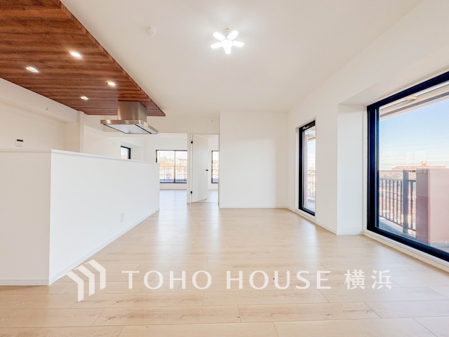 光と風が溢れる開放的なリビングダイニングには自然と家族みんなが集まってきます。明るく穏やかな空気の中で飲んだり、食べたり、笑ったり。