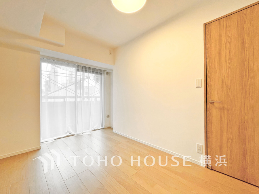 バルコニーに面した明るい洋室。穏やかな陽射しが、ゆったりとした寛ぎの時間を包みます。
