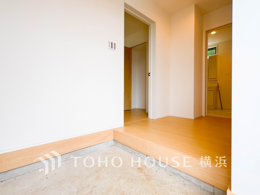 居住者の帰り、訪れる方を優しく迎え、やすらぎに満ちた生活空間を予感させる。健やかな暮らしを楽しめそう。