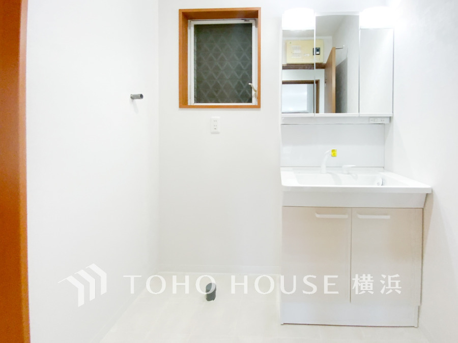 ご家族の1日が始まり、1日の終わりを締めくくる洗面空間。洗濯機を配置しても十分なスペースを確保した設計となっております。