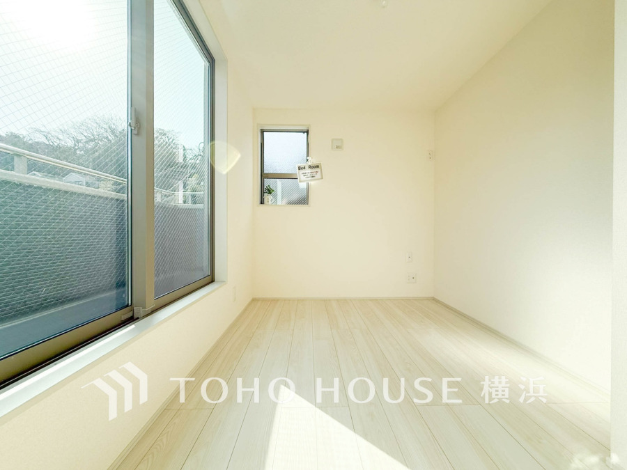 晴天の輝きと共に差し込む暖かな陽射しを愉しむことのできる空間。時には雨音が刻むリズムとハーモニーに耳を澄まし、煌く星空を眺める、そんな日常がここにあります。