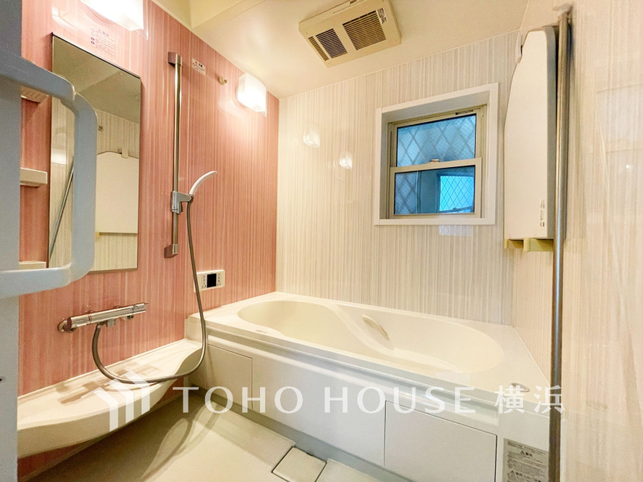 バスルームはピンクのアクセント壁が温かみを演出し、快適なバスタイムを実現します。