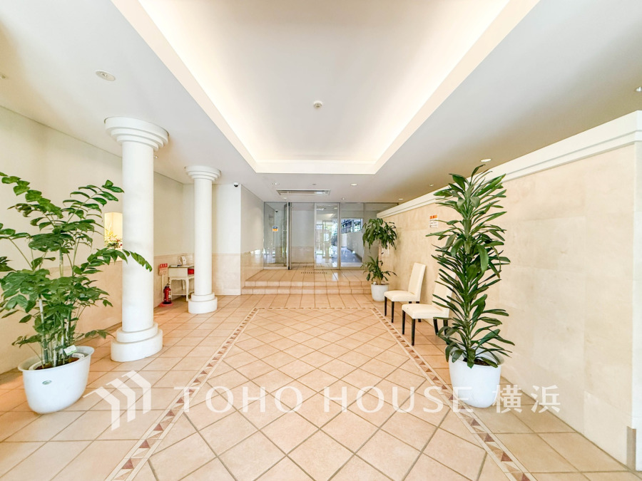 エントランスは毎日の行き帰りで使う大事な空間です。明るい基調で華やかなデザインなので、毎日も気持ちよく、またご友人なども素敵に迎え入れられます。