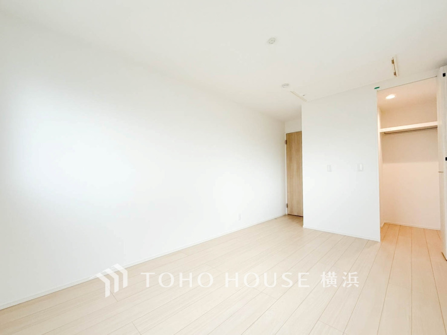 穏やかな風と陽光を導き、プライバシーに配慮された設計プランを採用し、居住性を一段と心地よいものにしています。明るく開放的な空間を演出しております。
