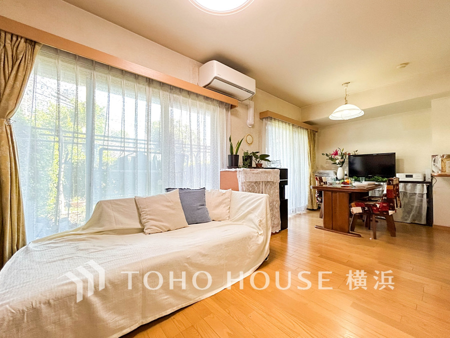 広々としたリビングダイニングは、シックでモダンな内装。落ち着いた雰囲気に包まれて、伸びやかな空間の中で、ゆったりと家族団らんのひとときを過ごせます。