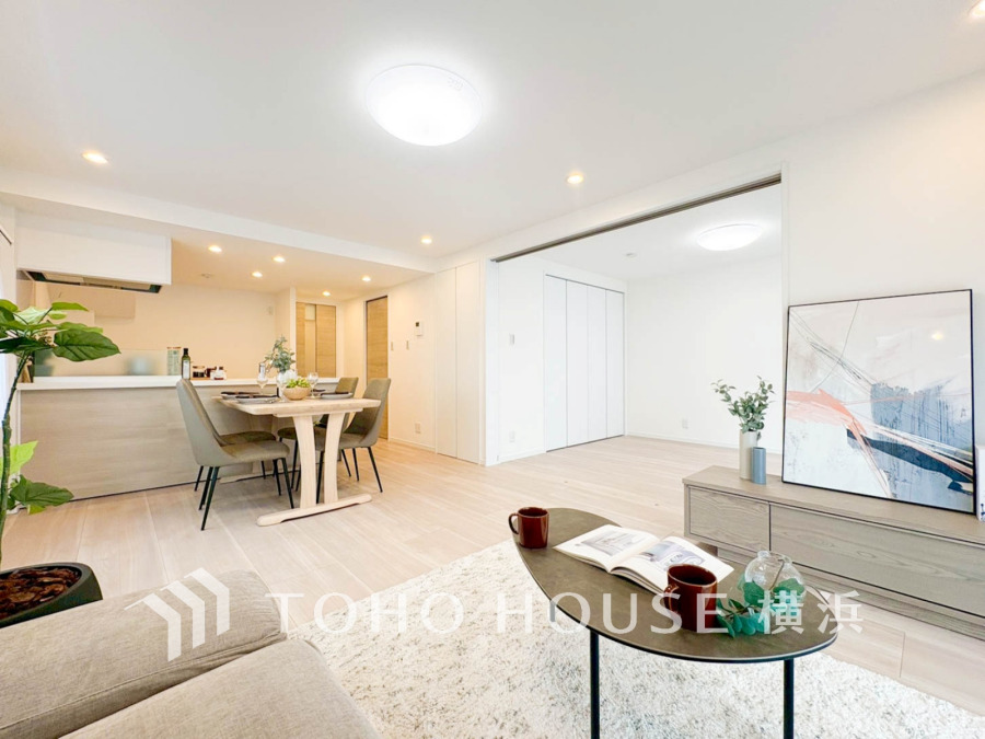 家族と過ごすひと時を溢れる光が優しく包み込むリビングダイニング。家族とともに、心穏やかに過ごすひととき。家族との時間、自分の時間を大切にできる空間がここにあります。