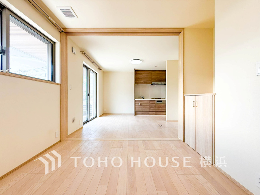 窓からたっぷりと陽光が注がれる明るい空間。家族の成長に対応できる永住仕様の間取り。時を忘れて過ごす場所として過ごせるお部屋。