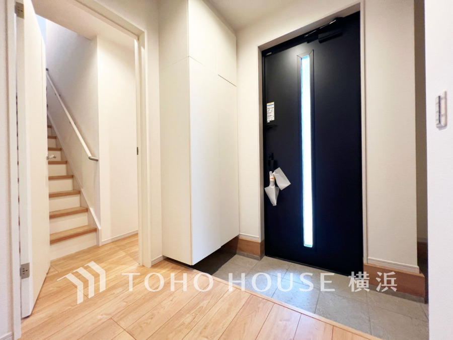 玄関にはトールサイズのシューズボックスと土間収納付き。