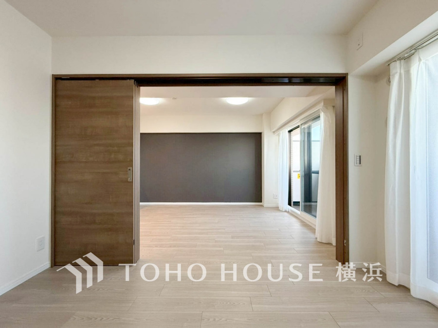 過ぎ行く時間をゆったりと感じることができる落ちついたプライベートルーム。リビングで楽しく過ごした後はゆっくり寛ぎの時間を満喫できます。静かな環境でリラックスタイムを愉しんで。