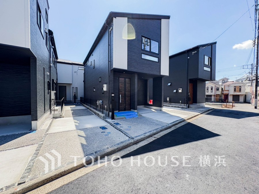 住む人を映し出す洗練された佇まいは、いつまでも輝き続けながらいつしか街の風景に溶け込んでいきます。