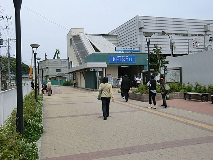 京急本線『金沢文庫』駅まで約240m 。京急の関係者や地元住民の間などでは、「文庫」と呼ばれ親しまれています。 快特で横浜駅まで約20分の快適アクセス♪