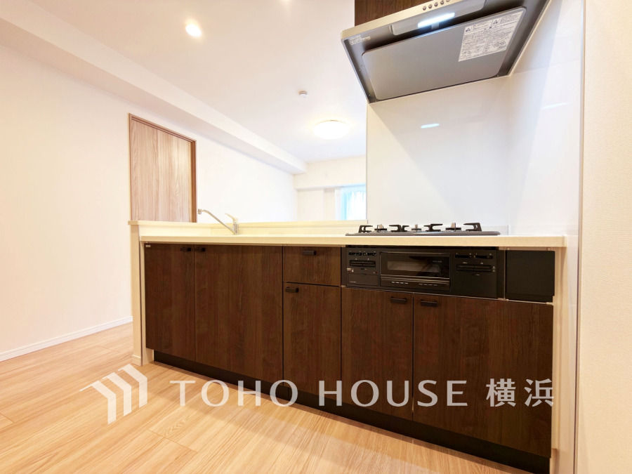 新規交換された清潔感溢れるシステムキッチン。リビングが見渡せる対面式キッチンです。
