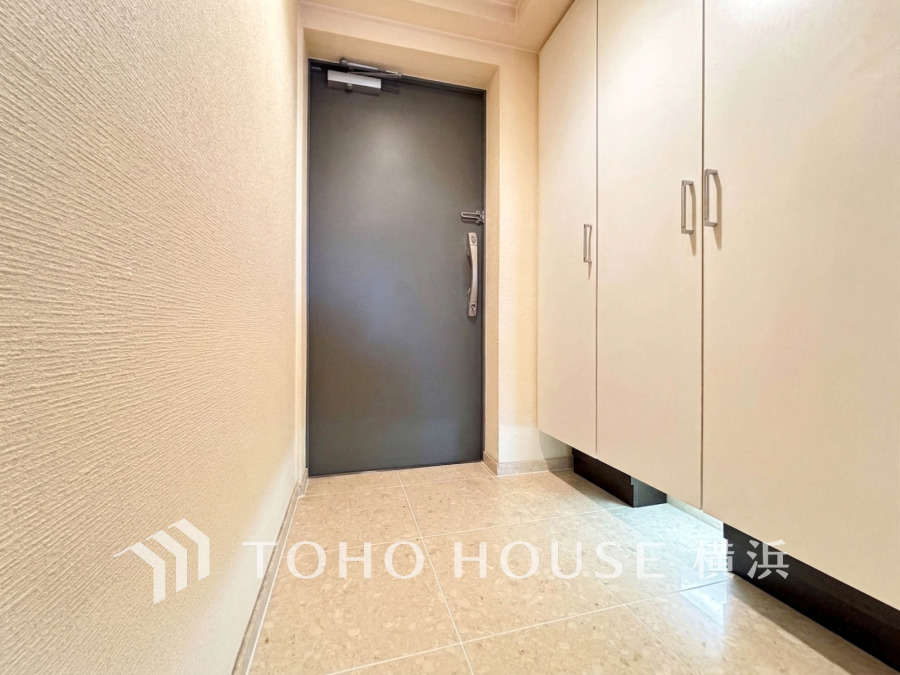 お客様をお迎えする玄関は落ち着いた雰囲気。帰り着くたびに洗練されたテイストの空間に迎えられ誇りと喜びを感じる玄関まわりです。