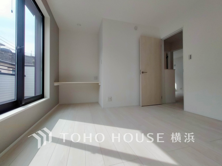 バルコニーから明るい自然光が差し込む洋室。ウォークインクローゼット付きで収納も充実しています。