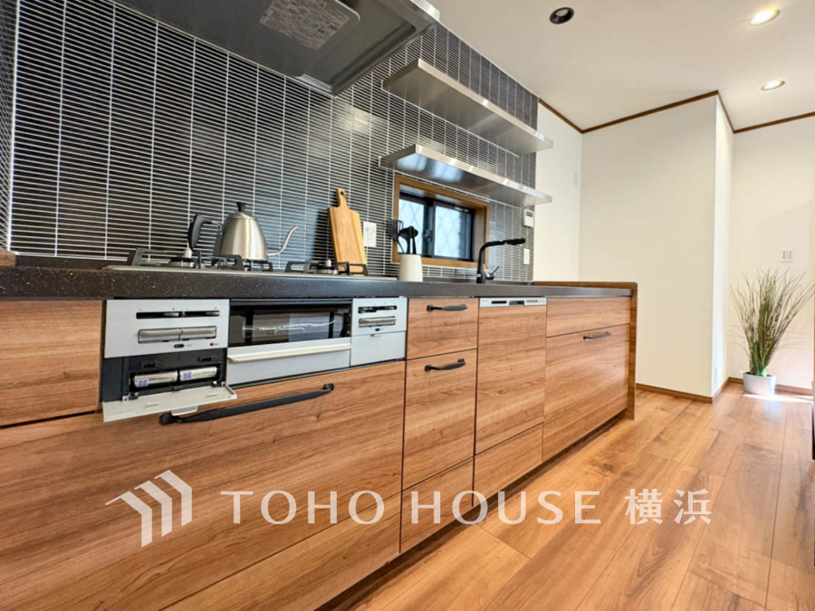 内装の主役でもあり、日常活躍する重要な水回りでもあるからこそ機能性・デザイン性に力を入れております。お手入れのしやすいシステムキッチンを採用しております。