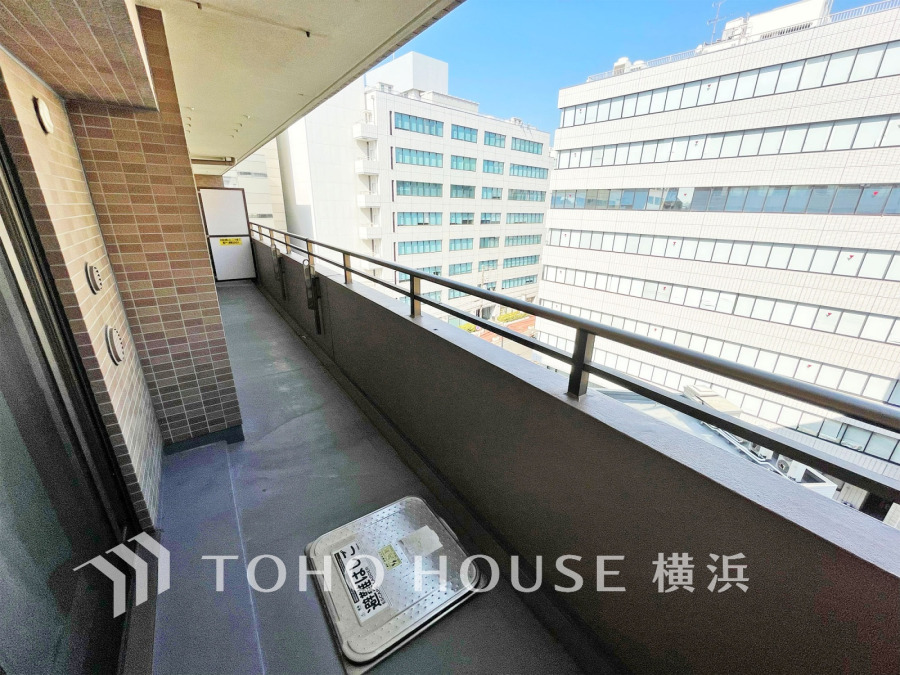 暮らしの中で光と風を演出してくれるバルコニー、見事なまでの開放的な空間を演出しながら、プライベート性も確保された空間は我が家の自慢。