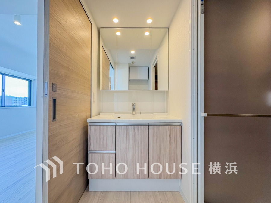 十分な大きさの洗面台は収納もさる事ながら、身だしなみチェックや歯磨きなど、朝の慌ただしい時間でもホテルライクなスペースで余裕とゆとりを感じて頂けます。