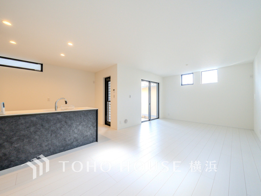 空気感という居心地の良いＢＧＭは、暮らしのステージを彩り、心からのやすらぎと満足感を与えてくれます。通風と採光を考慮したお住まいは地域の鼓動を感じながらお寛ぎ頂けることでしょう。